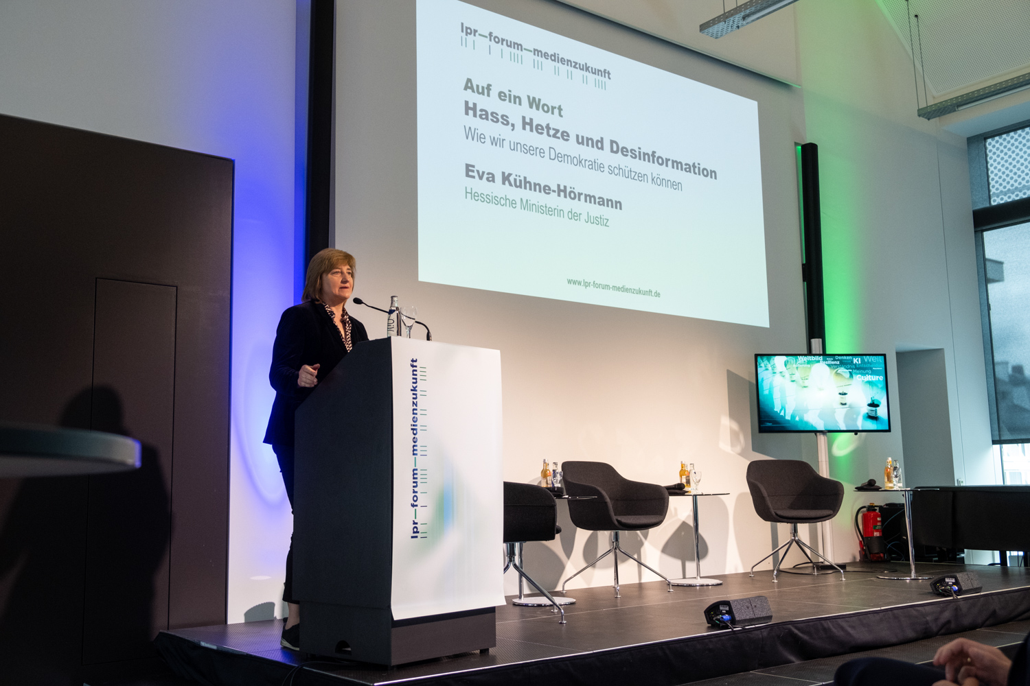 11_220426_141931_f2av7560